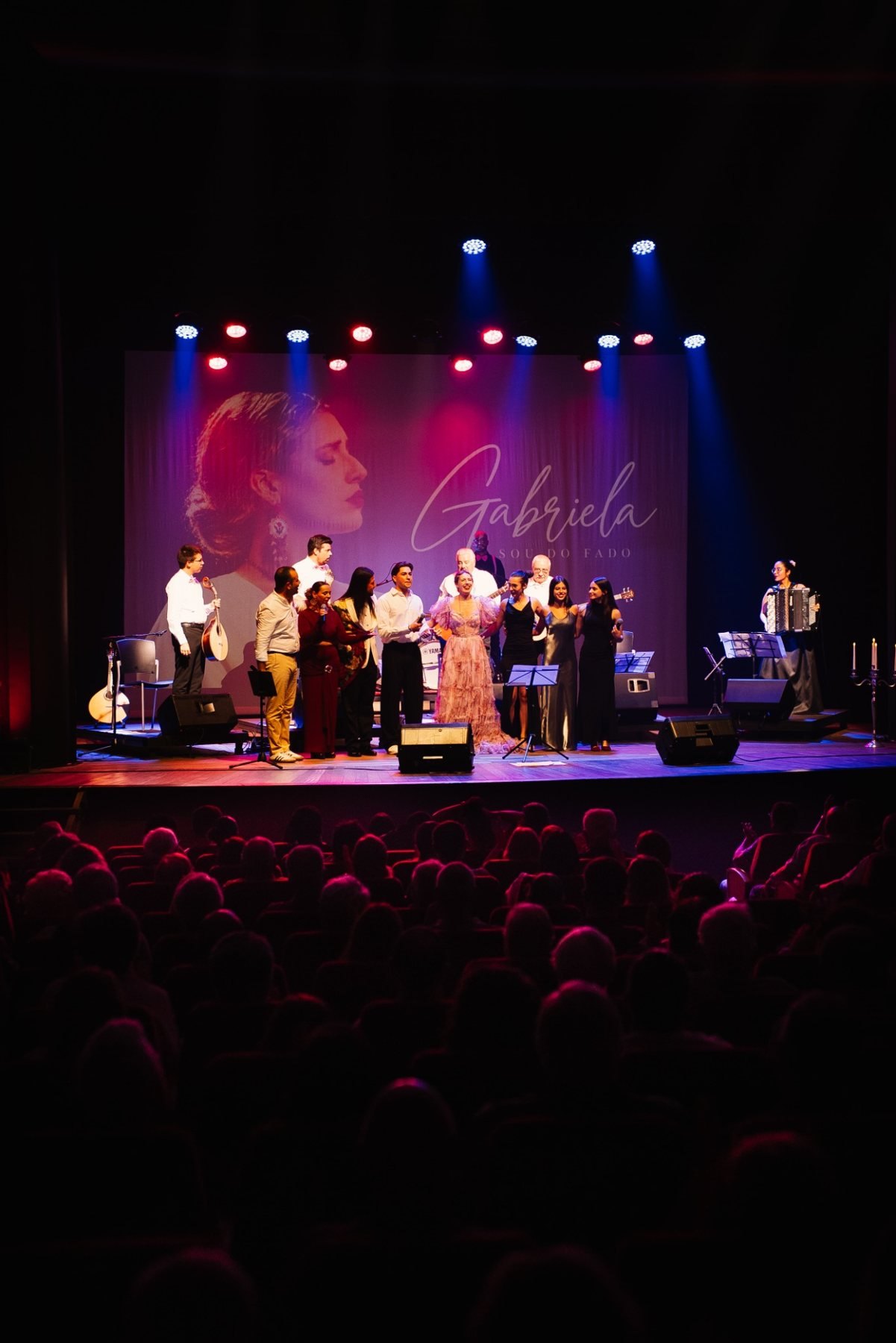 Artistas reunidos em palco