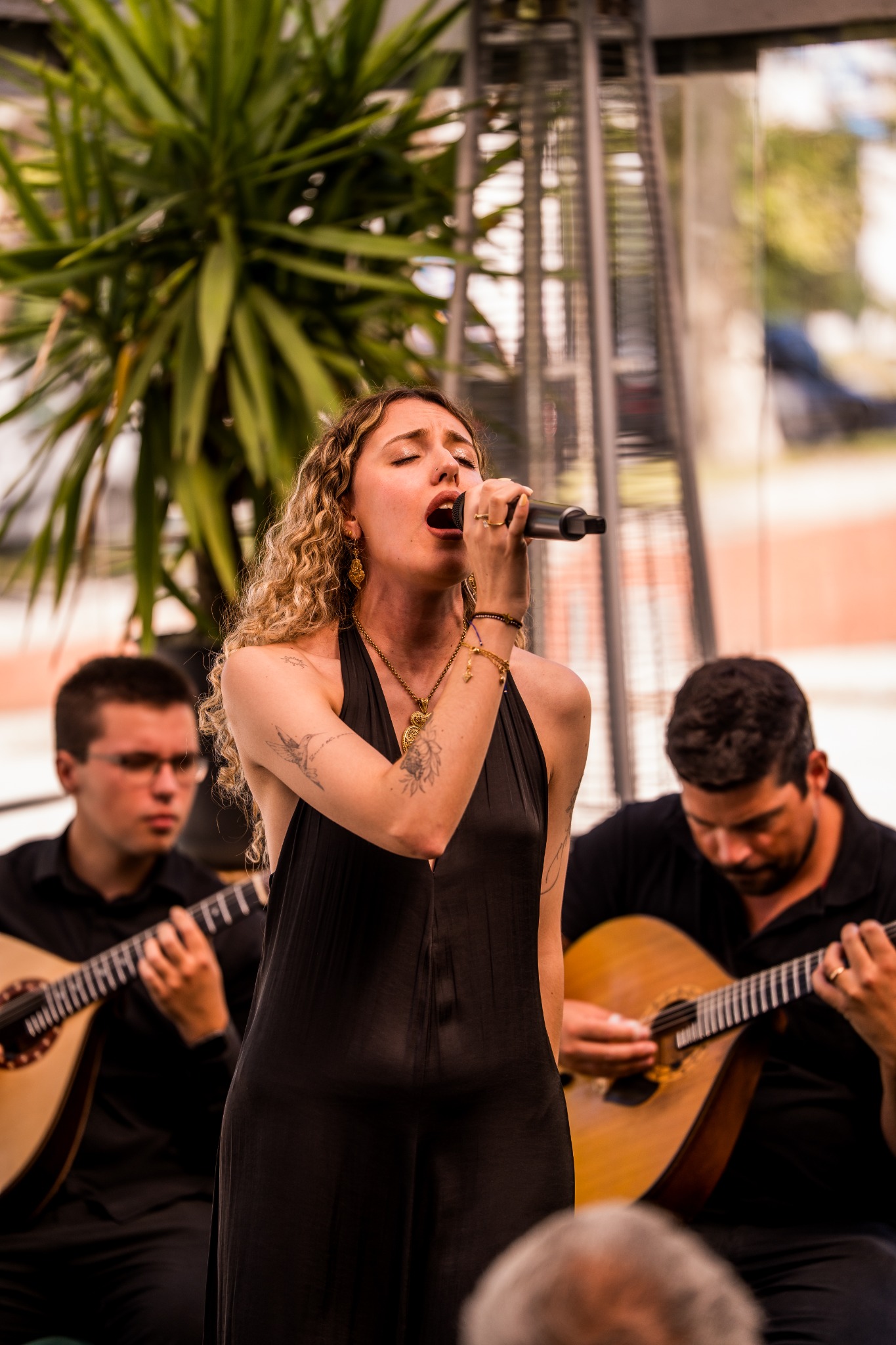Gabriela a interpretar fado com músicos — fotografia para a notícia do Notícias de Coimbra